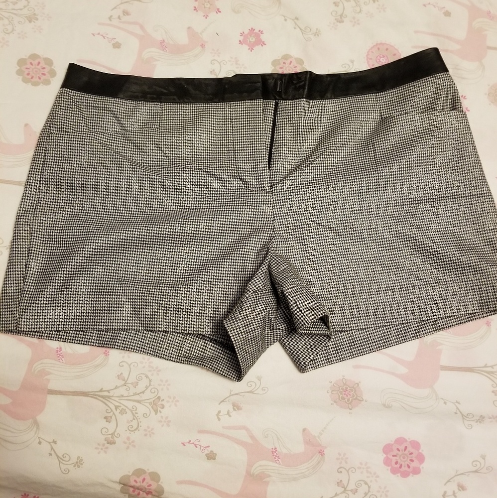 Bebe houndstooth shorts